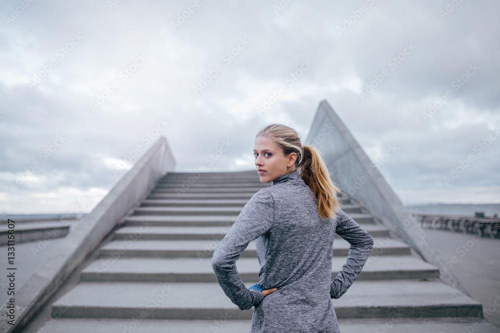 准备跑步的健身女模