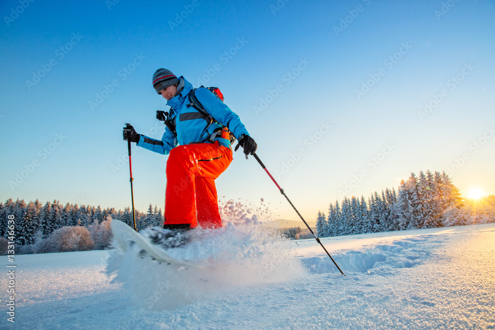 雪地步行者在粉雪中奔跑