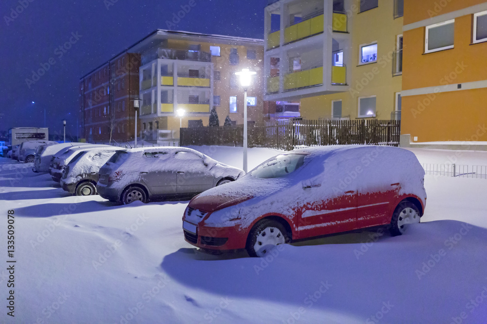 波兰冬季降雪后有车的雪地街道