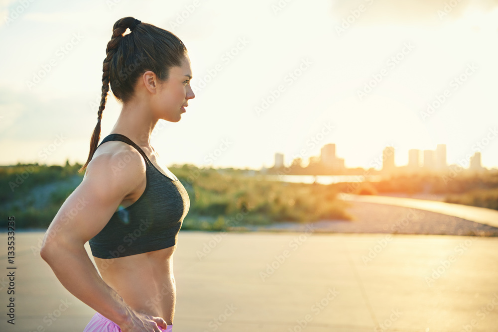 双手叉腰的冷静女性侧视图