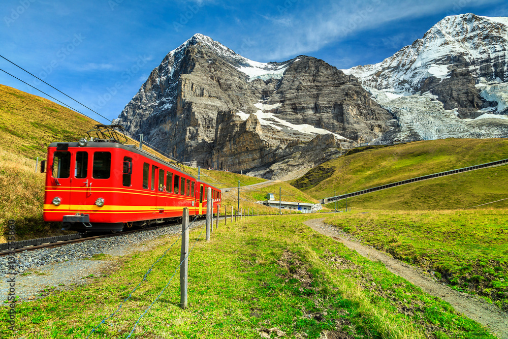 电动旅游列车和Eiger North face，Bernese Oberland，瑞士