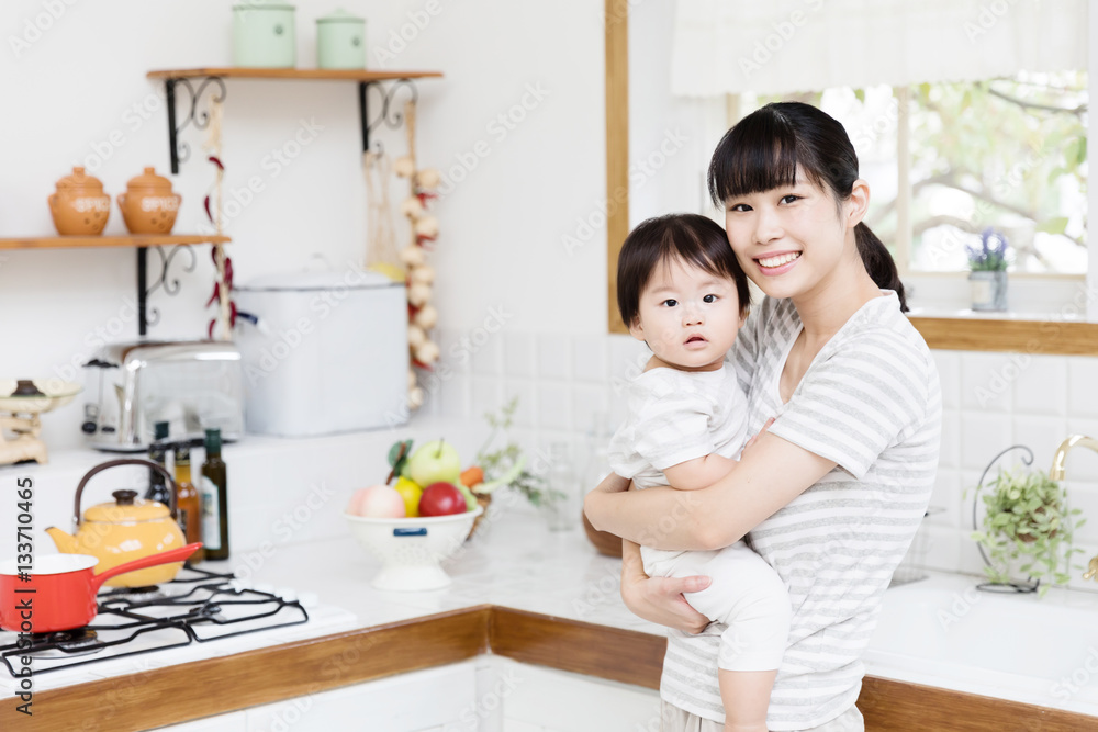 厨房里的亚洲母亲和婴儿画像