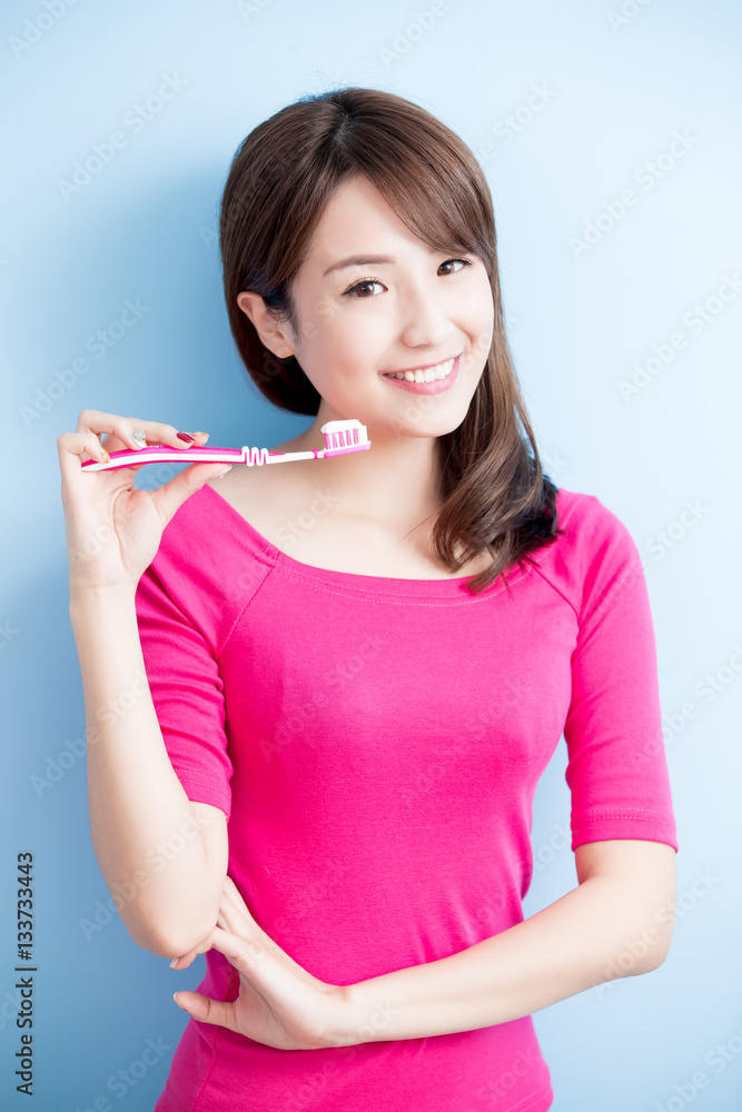 beauty woman brush her teeth