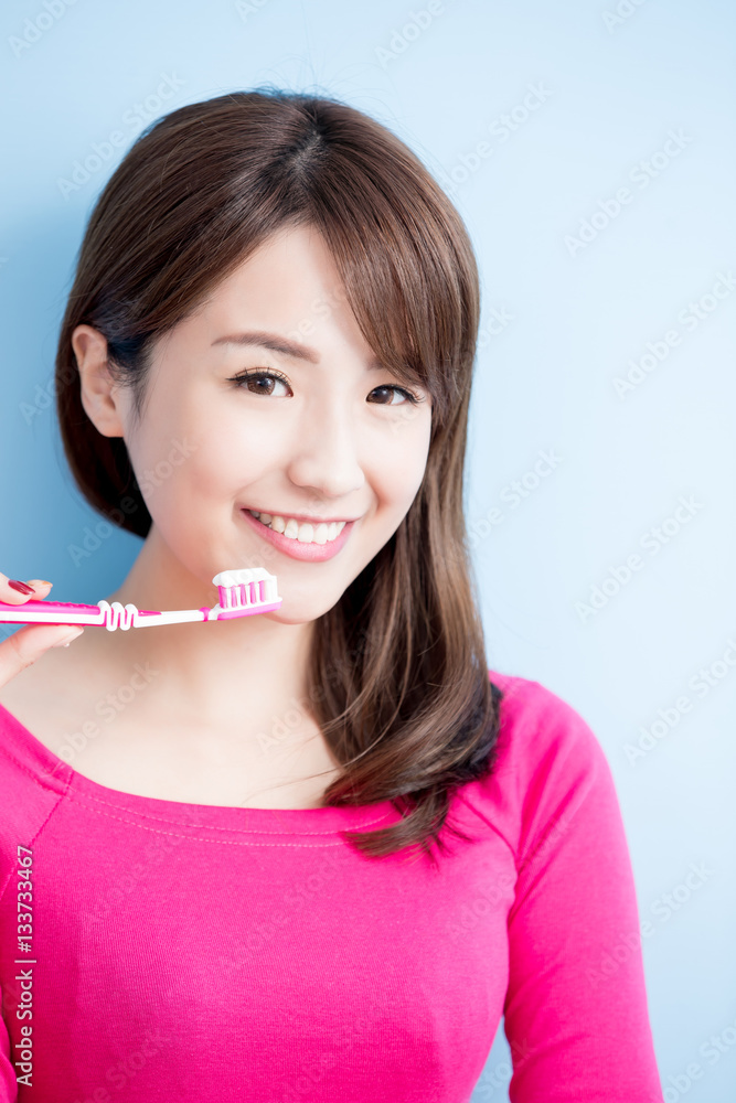 beauty woman brush her teeth