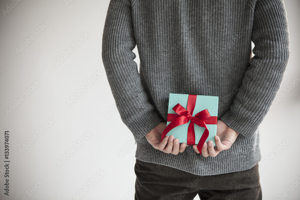 Men hide gift box behind