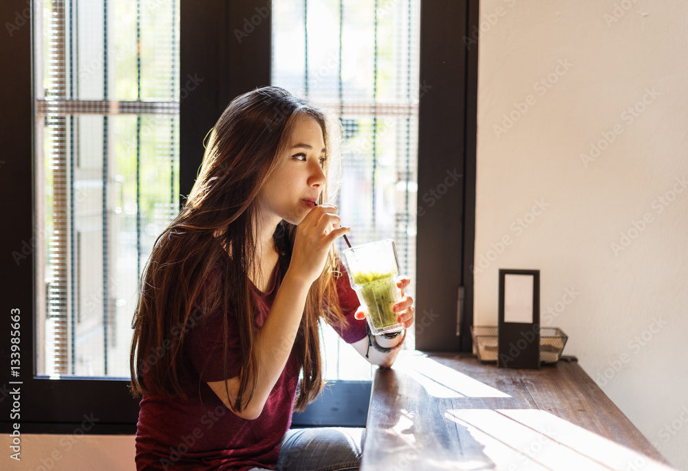 年轻女性喝茶概念