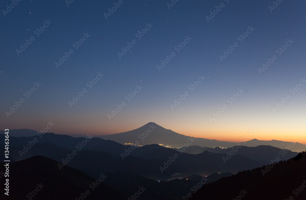 从静冈县高山上看富士山秋季日出的美丽时刻