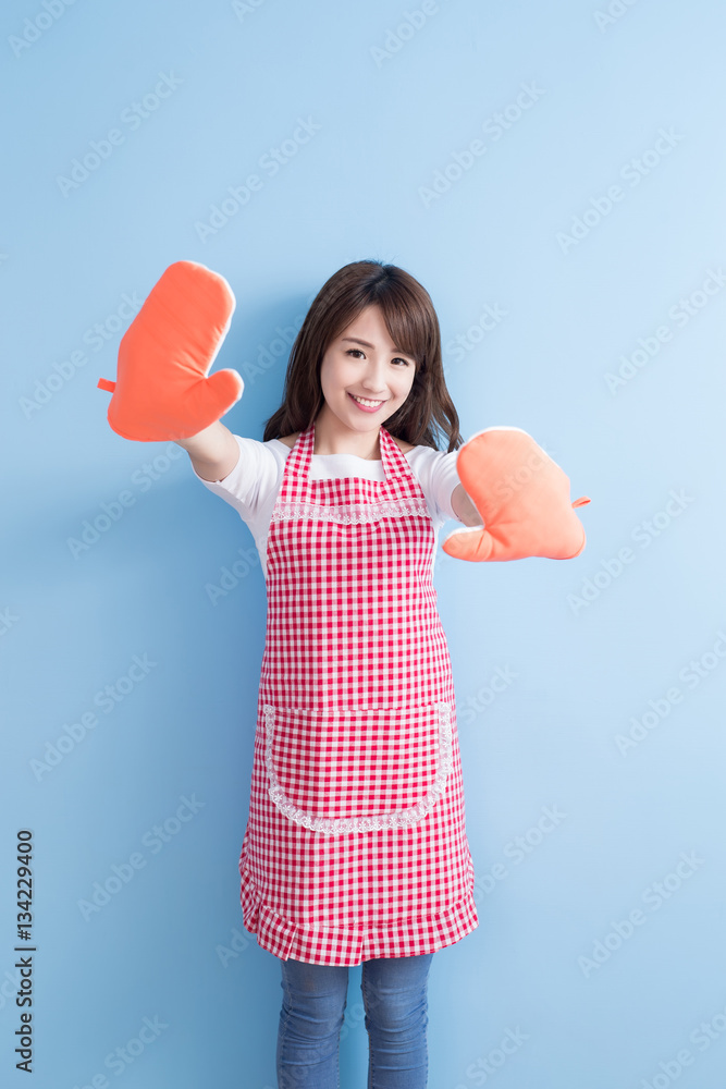 housewife smile and wear gloves