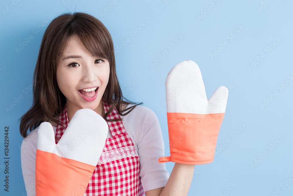 housewife smile and wear gloves