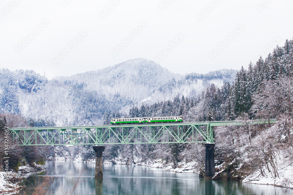 日本福岛县三岛镇冬季有当地火车的山和雪