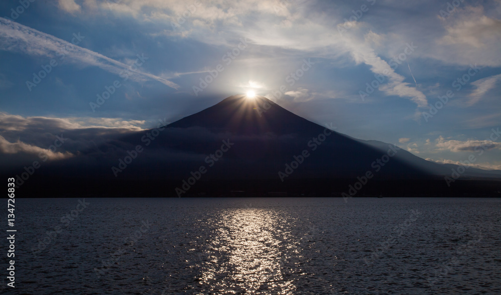 富士钻石，富士山顶日落，秋季山中湖倒影