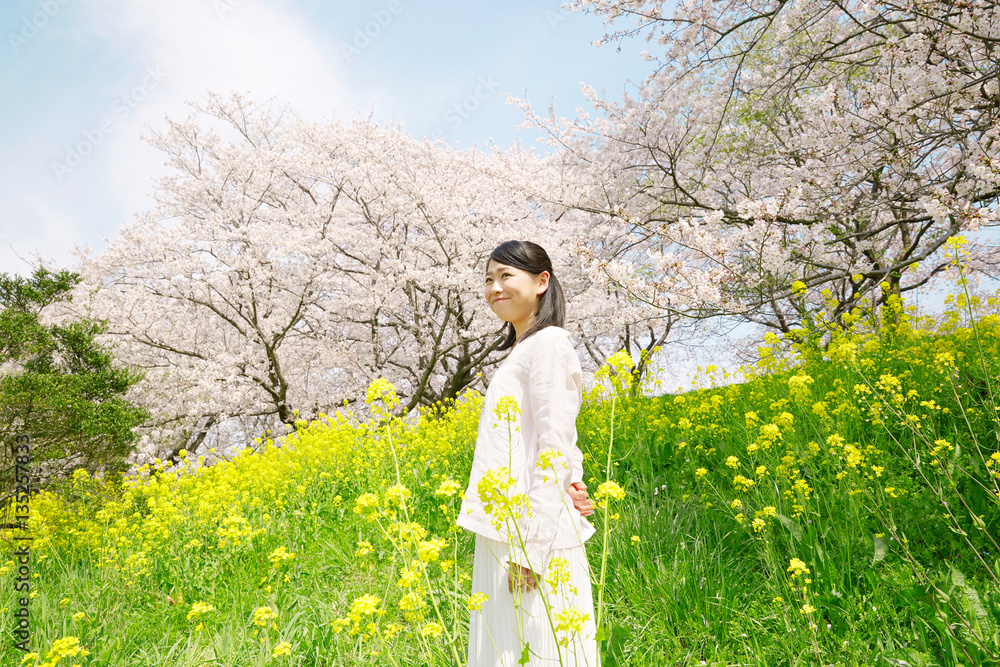 女性　桜　菜の花