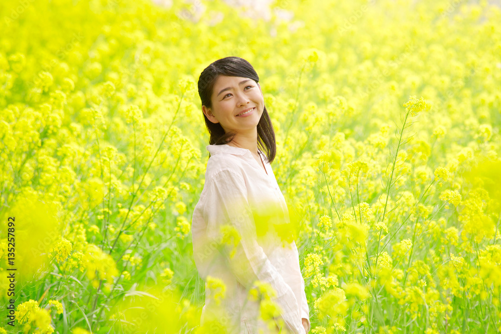 女性　菜の花