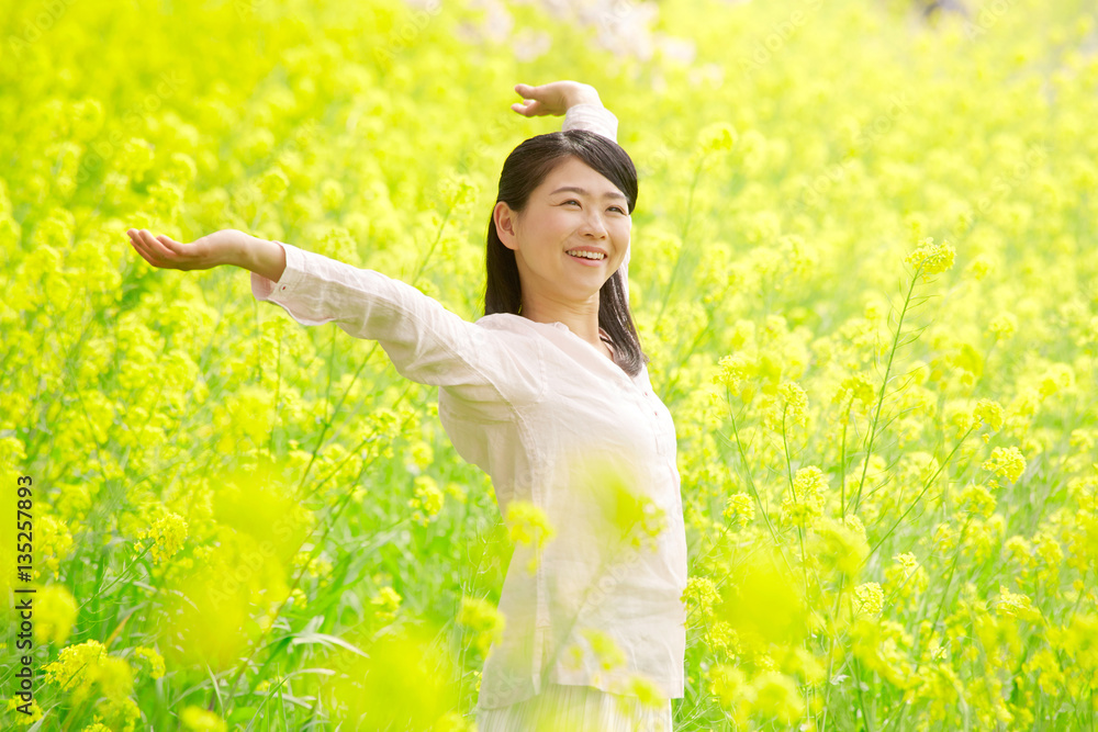 女性　菜の花