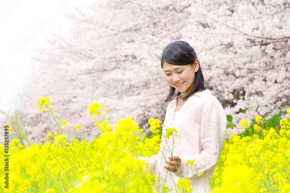 女性　桜　菜の花