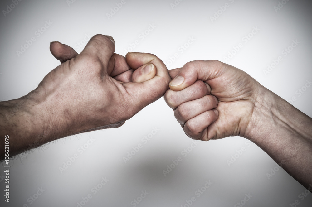 Fingerhakeln / Hand von Mann und Frau loesen ein Konflikt mit Fingerhakeln.