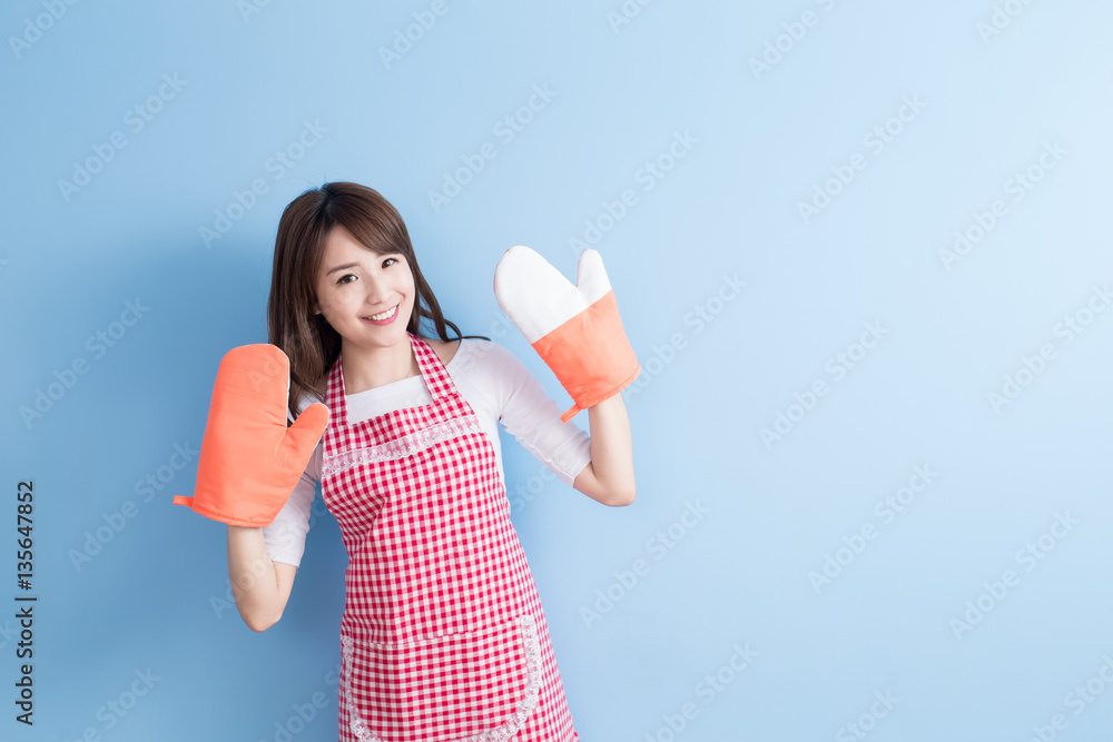 housewife smile and wear gloves