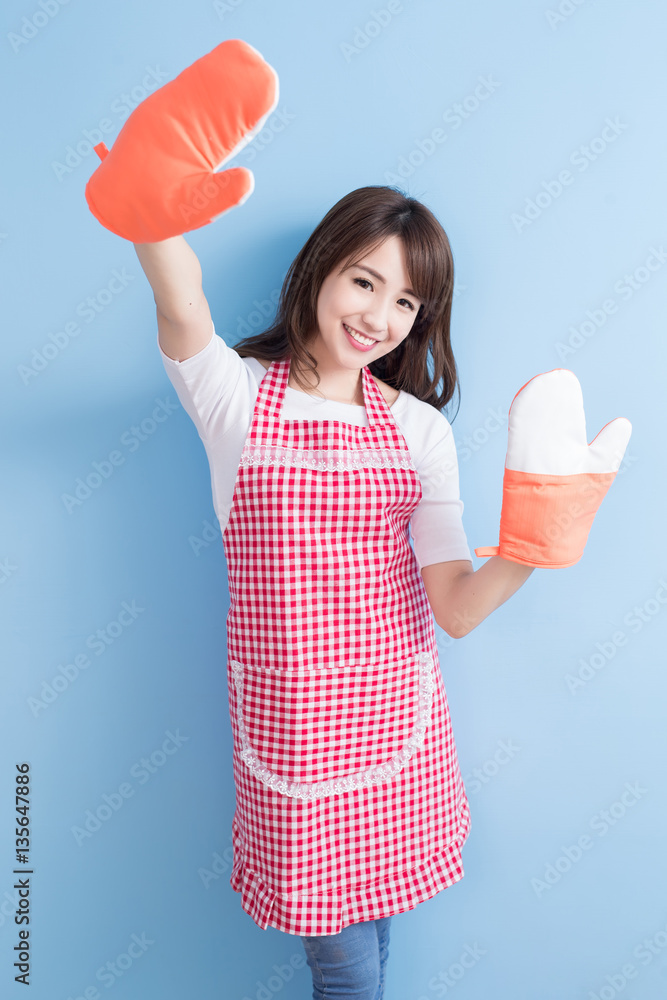 housewife smile and wear gloves