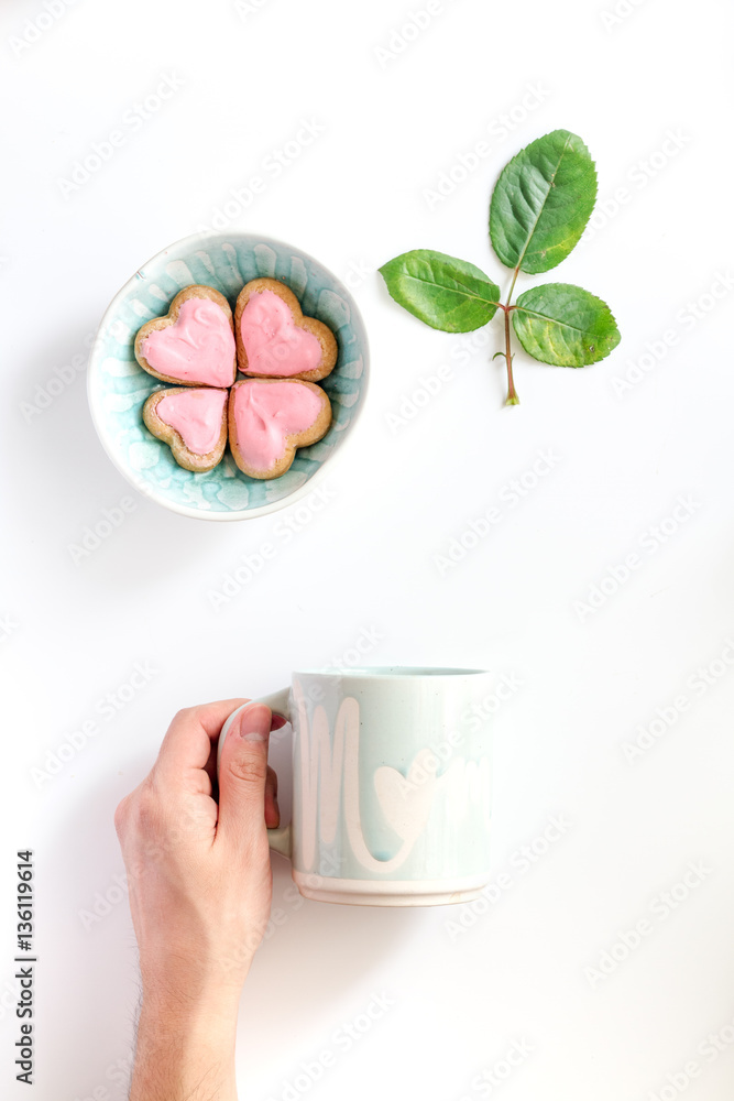 白色背景心形情人节饼干俯视图