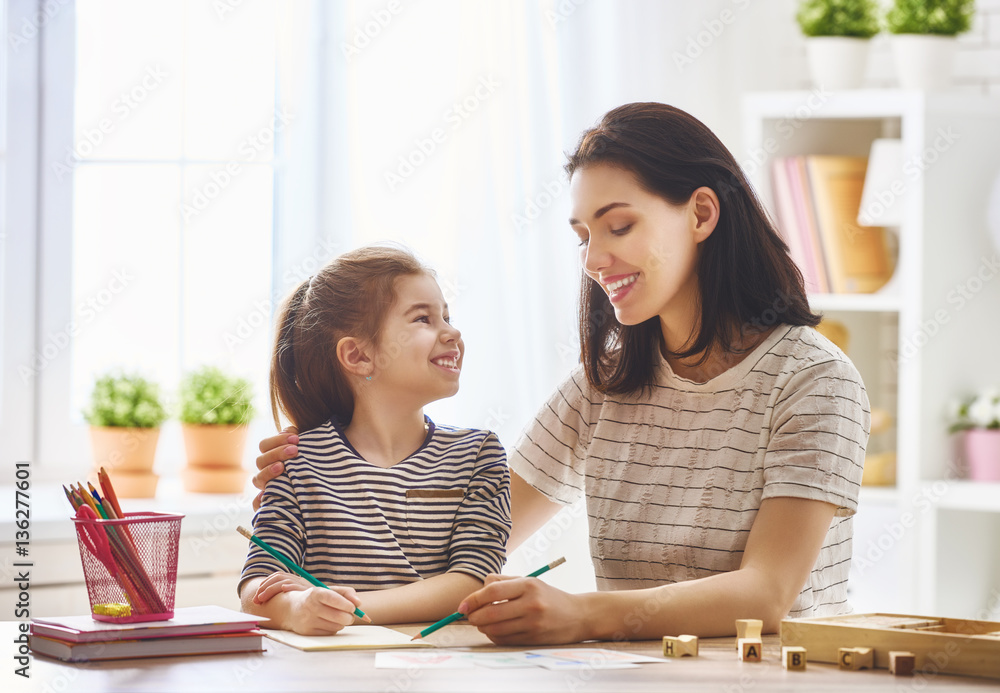 女人教孩子字母表