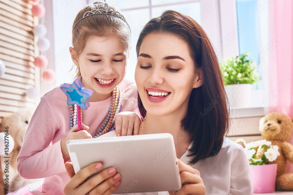 mom and child with tablet