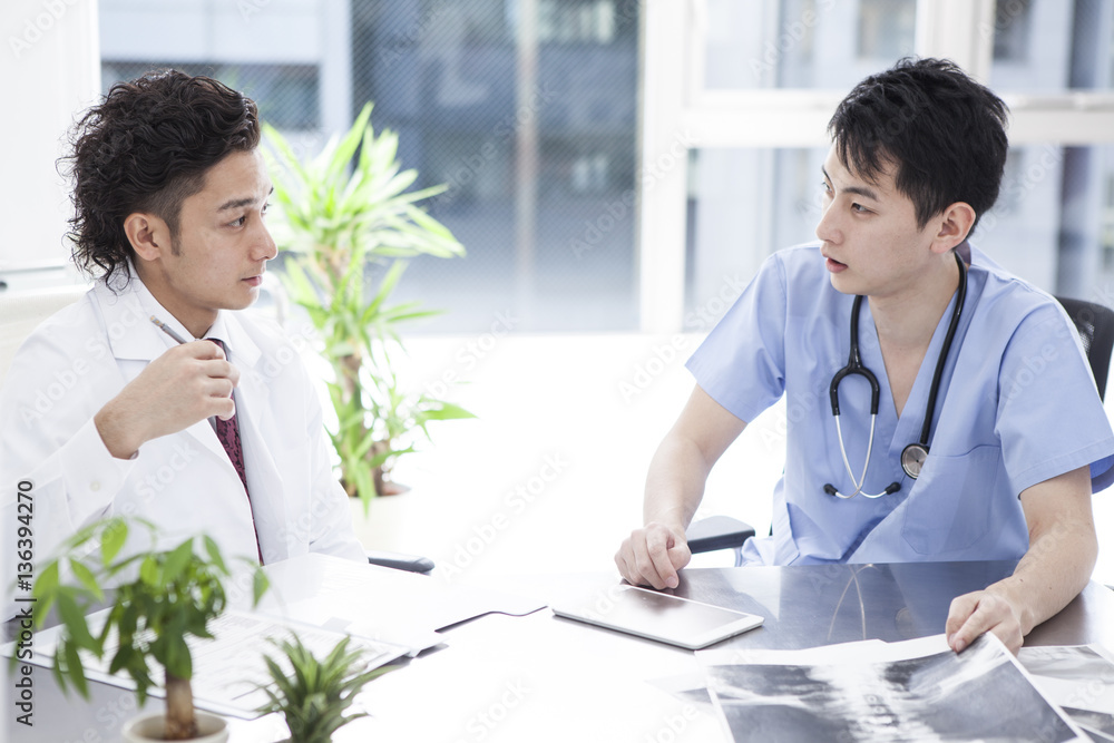 Doctors are talking while watching a radiograph