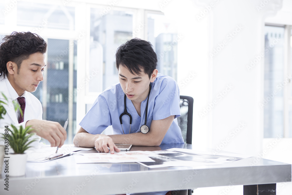 Two doctors are talking in the examination room