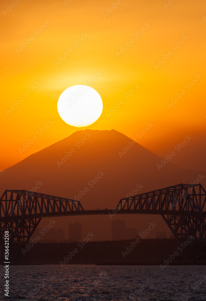 Diamond Fuji , View of the setting sun meeting the summit of Mt. Fuji