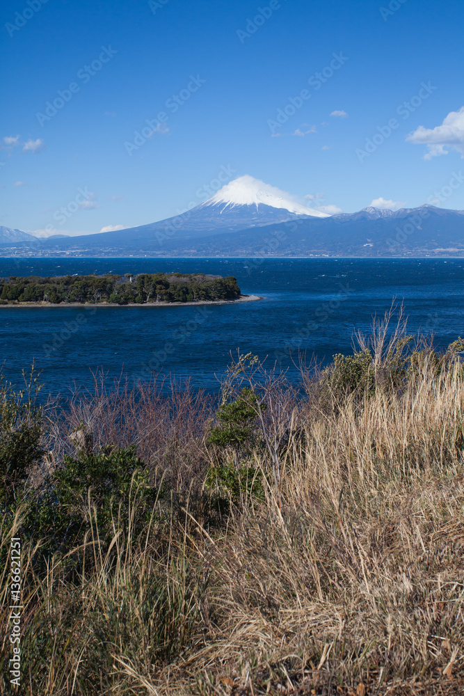 静冈县伊豆市冬季富士山和日本海