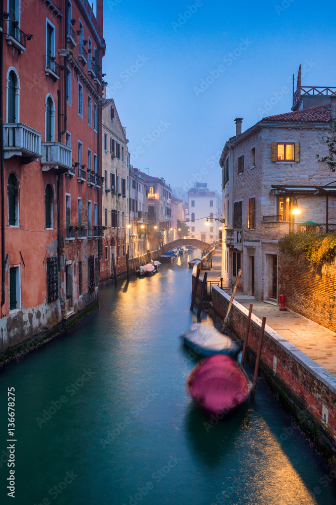 Kanal in Venedig am Abend