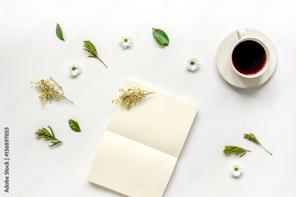 Copybook，americano and flowers on white table top-view mock（白色桌面上的文案、美洲菜和鲜花实物模型）