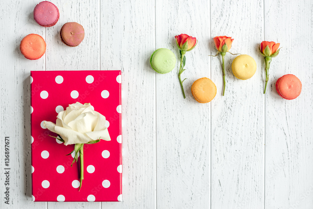 flowers and macaroon on wooden background top view pattern