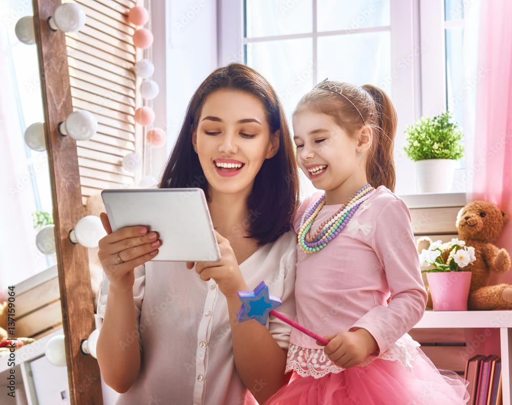 mom and child with tablet