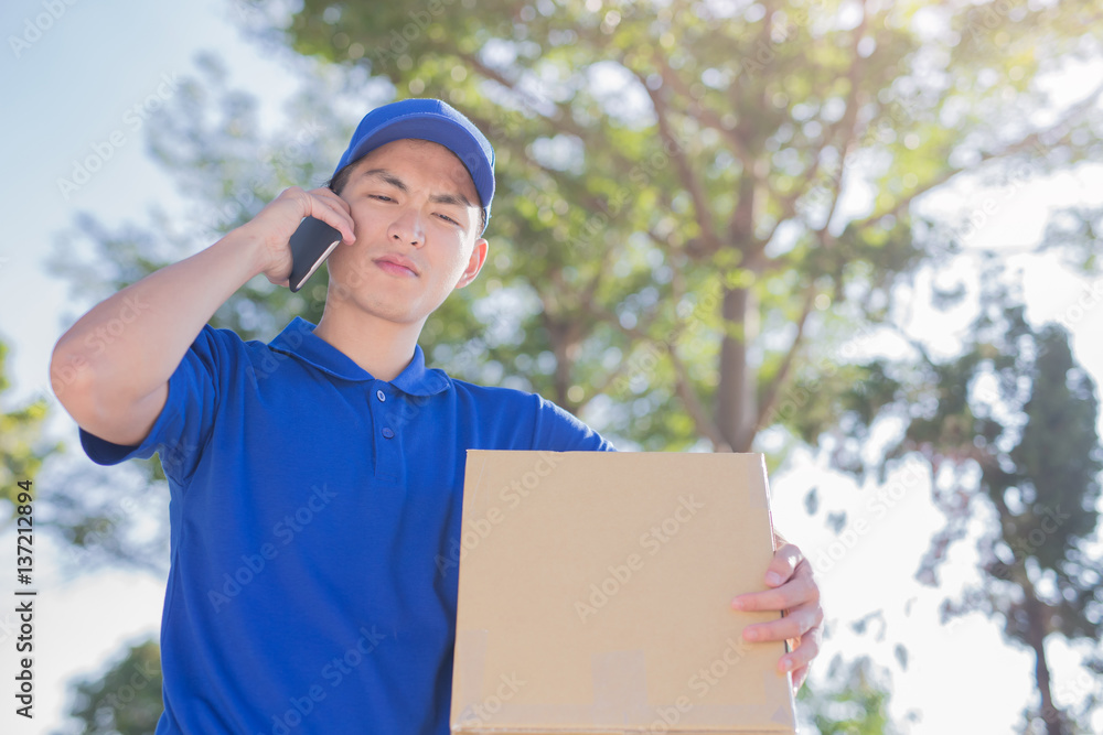 deliveryman talk on phone