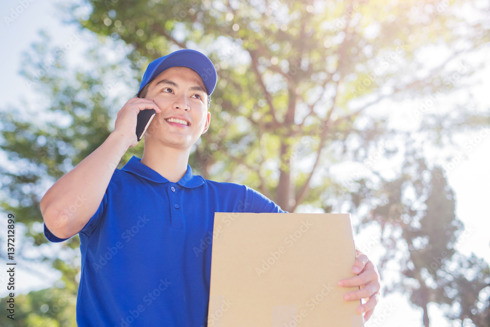 deliveryman talk on phone