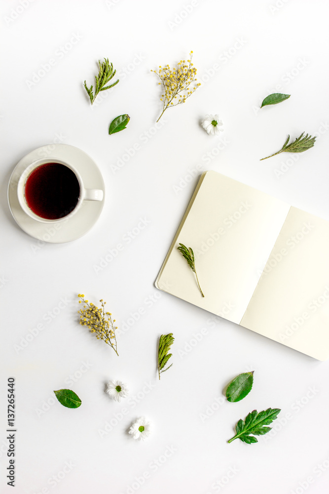 Copybook，americano and flowers on white table top-view mock（白色桌面上的文案、美洲菜和鲜花实物模型）