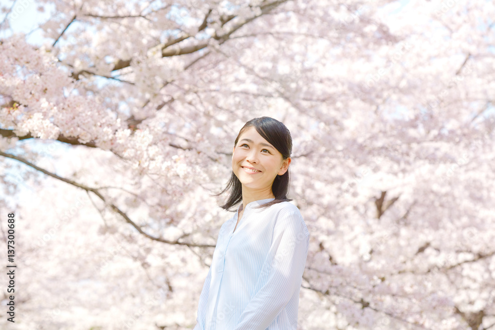 女性　桜