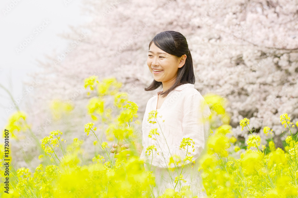 女性　桜と菜の花