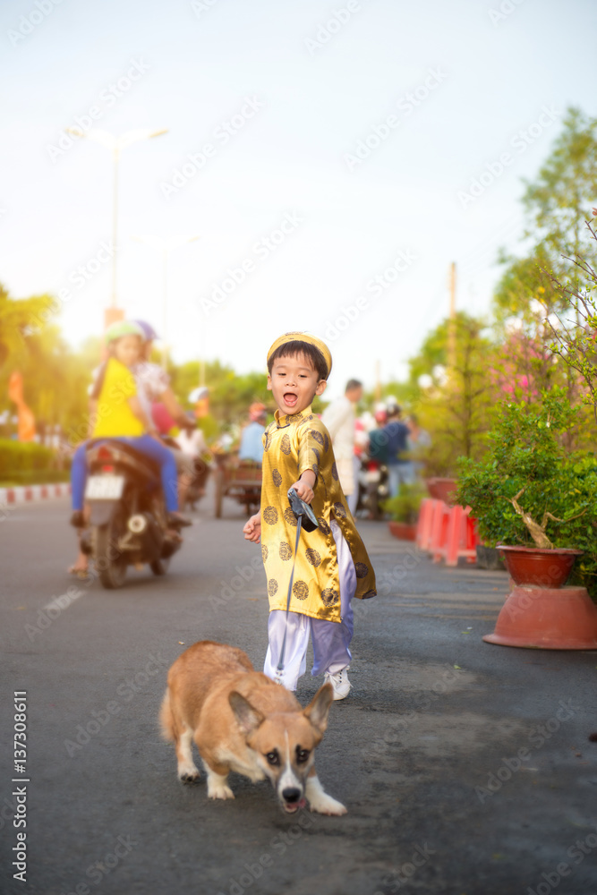 快乐的孩子在Ochna Integerrima（Hoa Mai）花园里穿着传统服装（ao-dai）玩得很开心
1502069112,无缝重复花卉图案。Vector