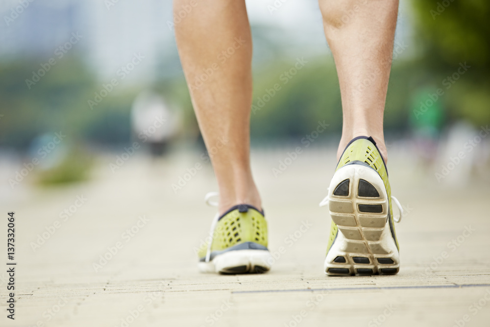 feet of a male runner