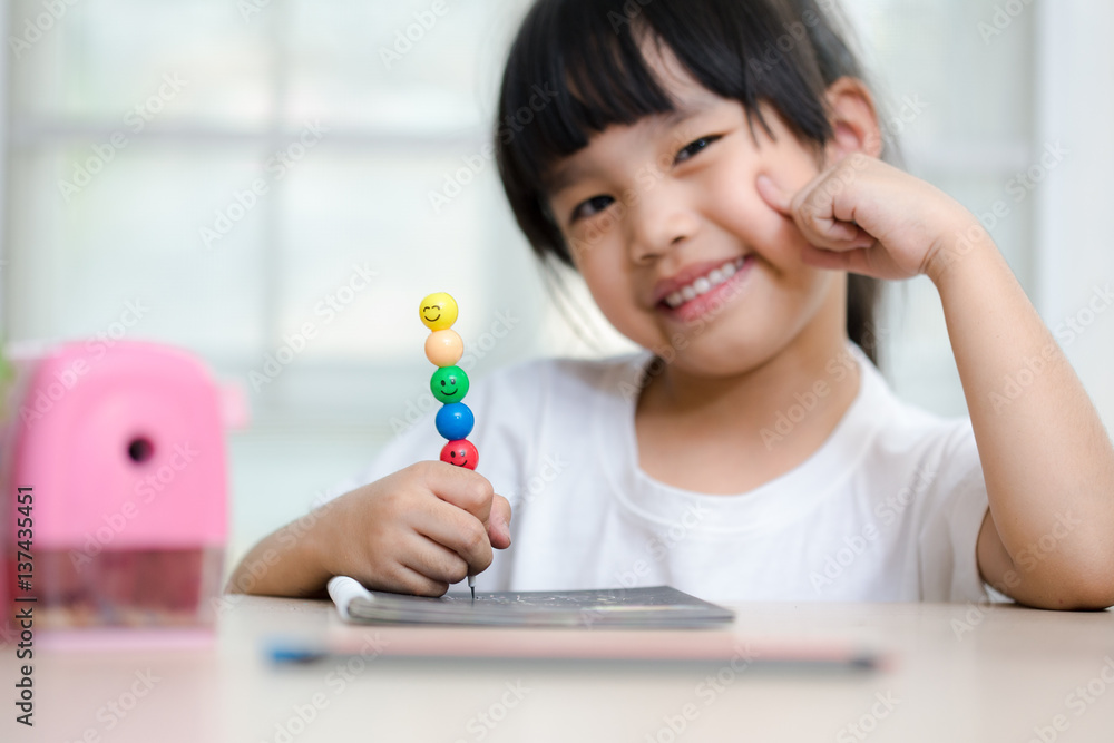 快乐的女学生，童年和教育概念画像亚洲儿童在学校感到快乐