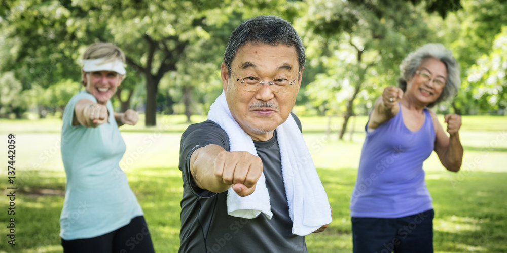 高级团体朋友锻炼放松概念