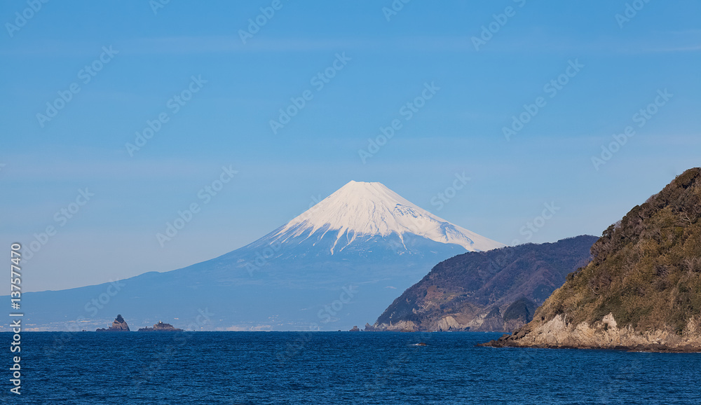 静冈县伊豆市冬季富士山和日本海