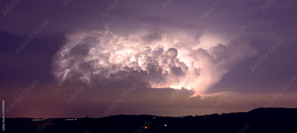 Cumulonembo illuminato da una tempesta di fulmini