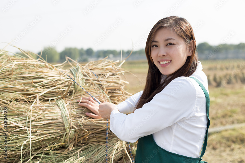 金色田野里的年轻亚洲女农学家