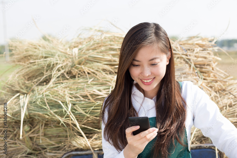 黄金领域的年轻亚洲女农学家