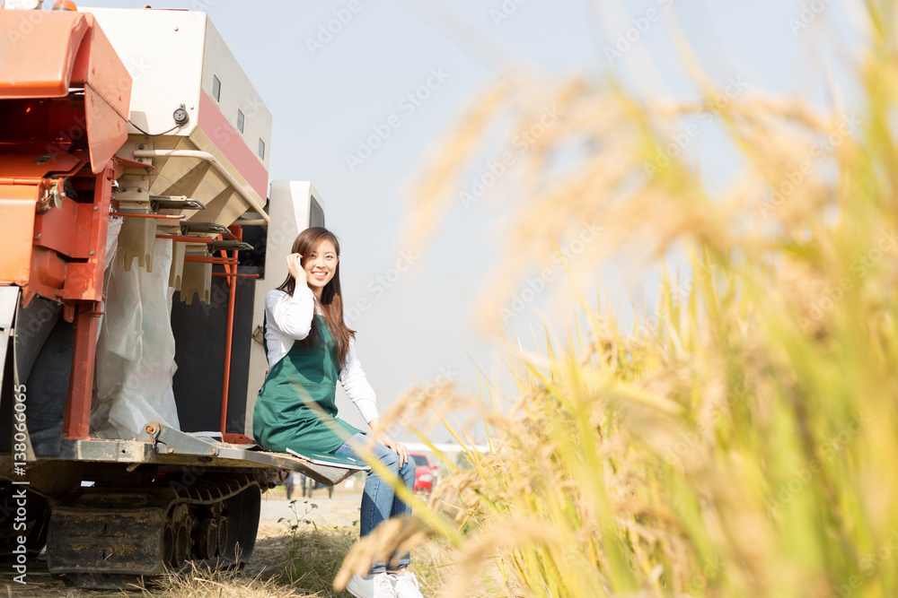 金色田野里的年轻亚洲女农学家