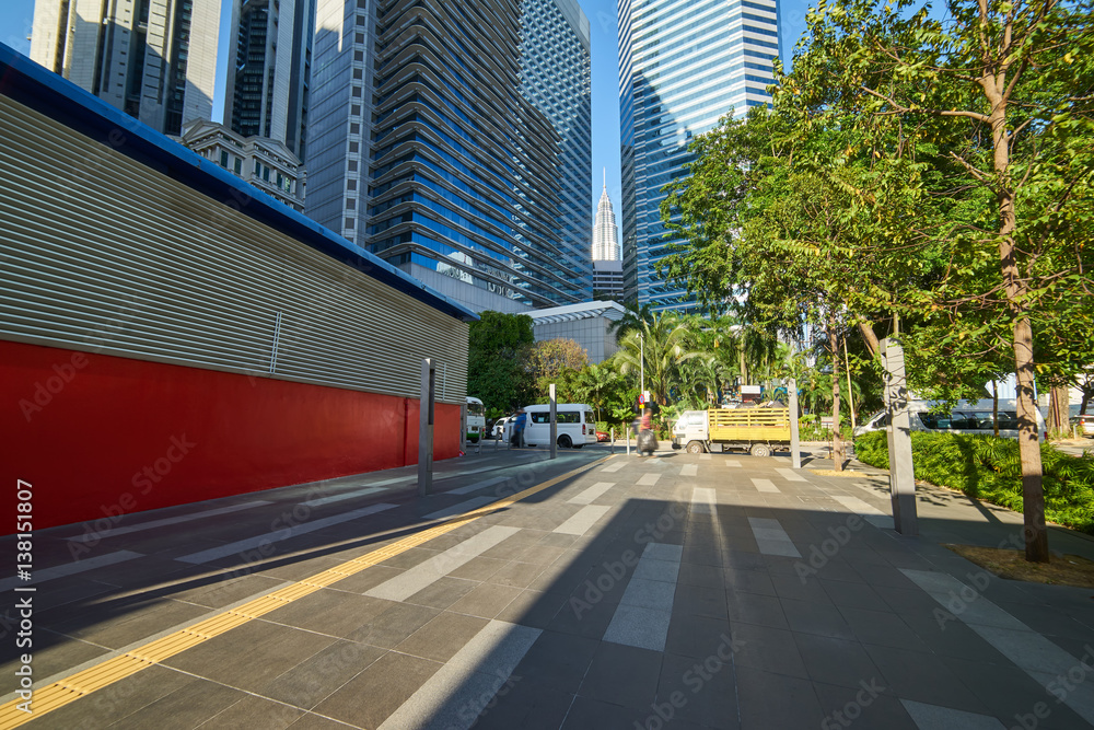 马来西亚吉隆坡市中心的现代建筑街景。