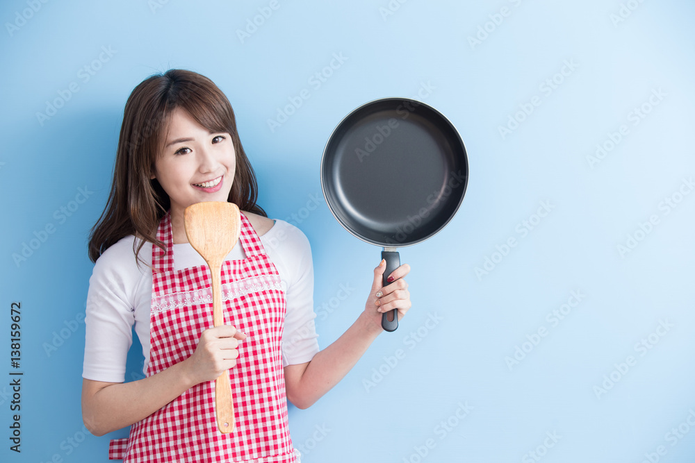  housewife take wok and spoon