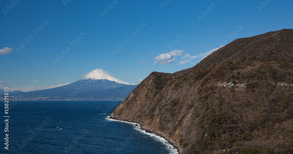 静冈县伊豆市冬季富士山和日本海